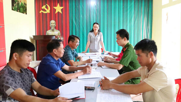 LÃNH ĐẠO XÃ DỰ SINH HOẠT CHI BỘ THÔN NÀ PHI