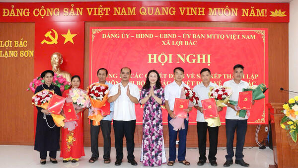 XÃ LỢI BÁC CÔNG BỐ CÁC QUYẾT ĐỊNH VỀ SẮP XẾP THÀNH LẬP THÔN, CHI BỘ VÀ CÁC QUYẾT ĐỊNH VỀ NHÂN SỰ SAU SẮP XẾP, SÁP NHẬP THÔN