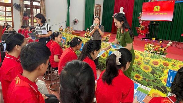 CÔNG AN XÃ LỢI BÁC: TỔ CHỨC CHƯƠNG TRÌNH TUYÊN TRUYỀN PHỔ BIẾN GIÁO DỤC PHÁP LUẬT TẠI TRƯỜNG THCS SÀN VIÊN