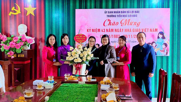 XÃ LỢI BÁC TỔ CHỨC ĐOÀN THĂM CHÚC MỪNG CÁC NHÀ TRƯỜNG NHÂN NGÀY 20/11