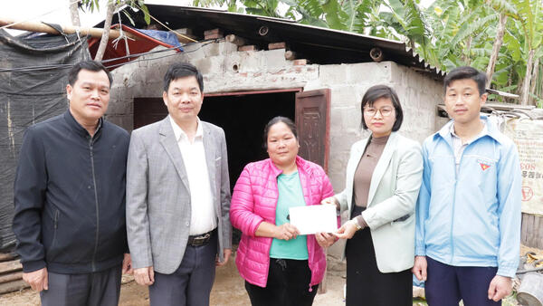 Trao tiền hỗ trợ gia đình bị cháy nhà tại thôn Khòn Cháo – Co Cai