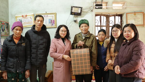 LÃNH ĐẠO XÃ LỢI BÁC THĂM, CHÚC TẾT CÁC GIA ĐÌNH NGƯỜI CÓ CÔNG, CÁC ĐỒNG CHÍ NGUYÊN LÃNH ĐẠO XÃ