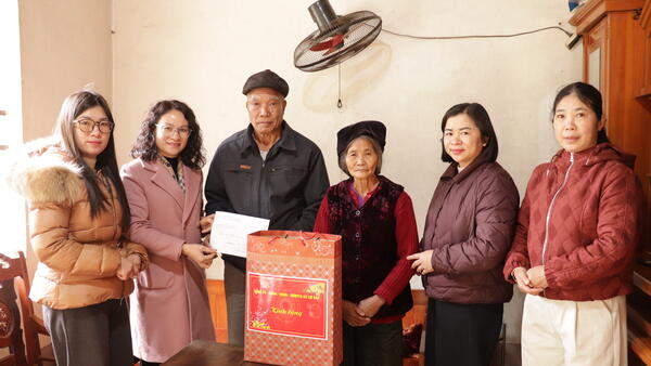 LÃNH ĐẠO XÃ LỢI BÁC THĂM, CHÚC TẾT CÁC GIA ĐÌNH NGƯỜI CÓ CÔNG TRÊN ĐỊA BÀN XÃ