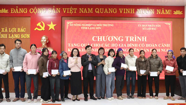 ĐỒNG CHÍ NGUYỄN HỮU CHIẾN, TỈNH ỦY VIÊN, GIÁM ĐỐC SỞ NÔNG NGHIỆP VÀ MÔI TRƯỜNG TẶNG QUÀ TẾT TẠI XÃ LỢI BÁC