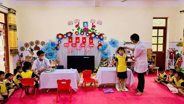 TRẠM Y TẾ KHÁM BỆNH TẠI TRƯỜNG MẦM NON LỢI BÁC VÀ TRƯỜNG MẦM NON SÀN VIÊN