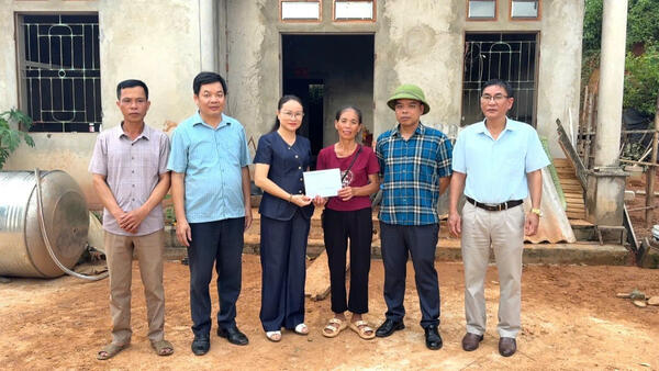 Lãnh đạo xã thăm hỏi, động viên các gia đình bị ảnh hưởng thiên tai tại thôn Lợi Bác