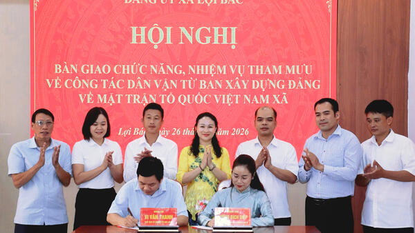 Ký kết biên bản bàn giao chức năng, nhiệm vụ tham mưu về công tác dân vận